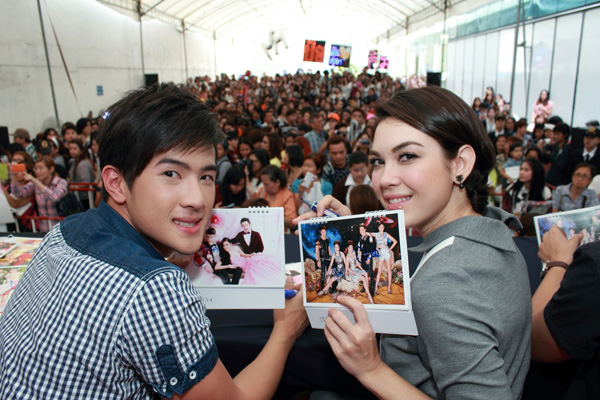 ดาราแจกลายเซ็นปฏิทินช่อง 3 ปี 2558