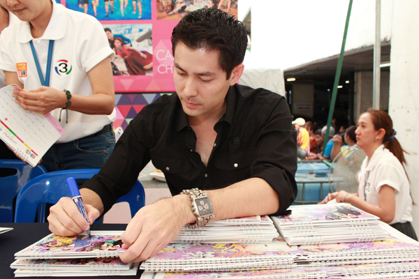 ดาราแจกลายเซ็นปฏิทินช่อง 3 ปี 2558