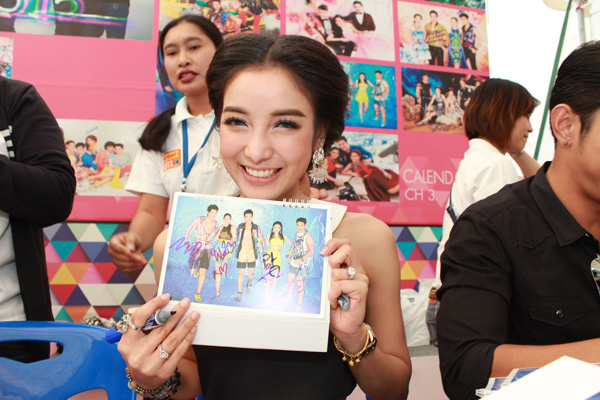 ดาราแจกลายเซ็นปฏิทินช่อง 3 ปี 2558