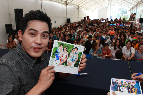 ดาราแจกลายเซ็นปฏิทินช่อง 3 ปี 2558