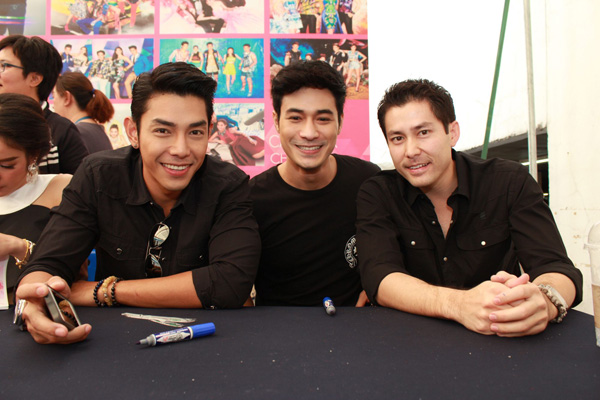 ดาราแจกลายเซ็นปฏิทินช่อง 3 ปี 2558