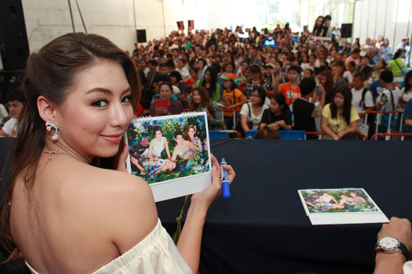 ดาราแจกลายเซ็นปฏิทินช่อง 3 ปี 2558