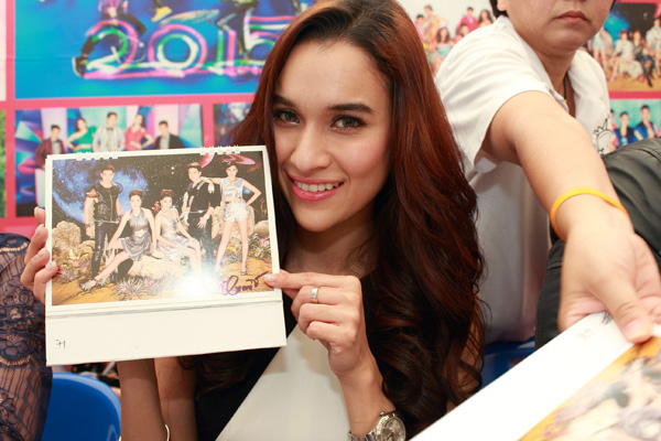 ดาราแจกลายเซ็นปฏิทินช่อง 3 ปี 2558