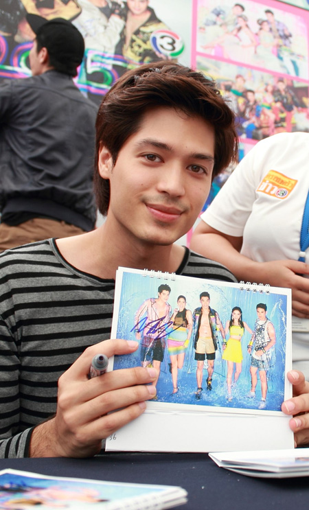 ดาราแจกลายเซ็นปฏิทินช่อง 3 ปี 2558