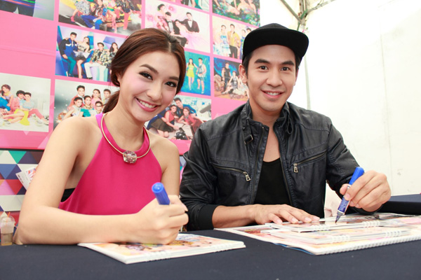 ดาราแจกลายเซ็นปฏิทินช่อง 3 ปี 2558