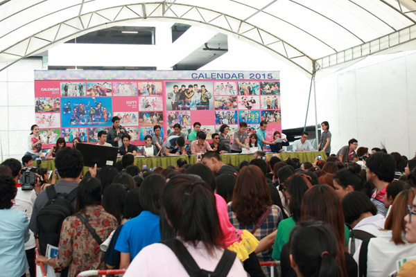 ดาราแจกลายเซ็นปฏิทินช่อง 3 ปี 2558