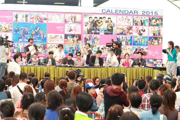 ดาราแจกลายเซ็นปฏิทินช่อง 3 ปี 2558