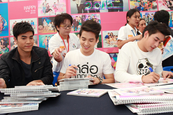 ดาราแจกลายเซ็นปฏิทินช่อง 3 ปี 2558