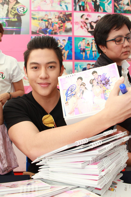 ดาราแจกลายเซ็นปฏิทินช่อง 3 ปี 2558