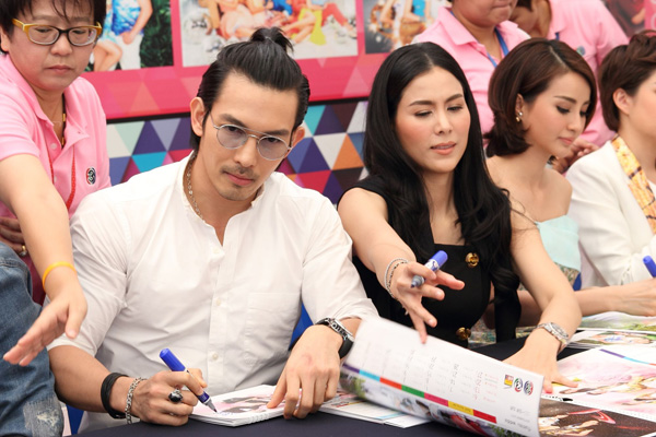 ดาราแจกลายเซ็นปฏิทินช่อง 3 ปี 2558
