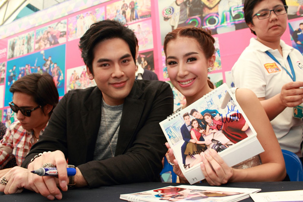 ดาราแจกลายเซ็นปฏิทินช่อง 3 ปี 2558