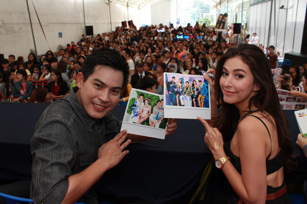 ดาราแจกลายเซ็นปฏิทินช่อง 3 ปี 2558