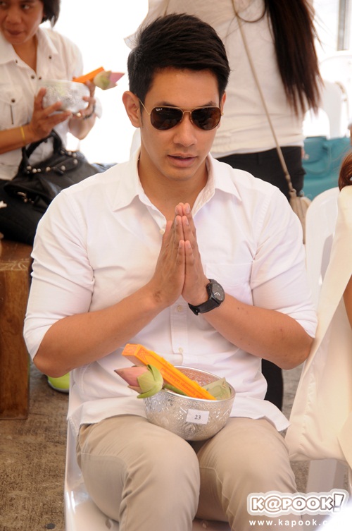 พิธีไหว้ครูและครอบครู บริษัท พอดีคำ ประจำปี 2558