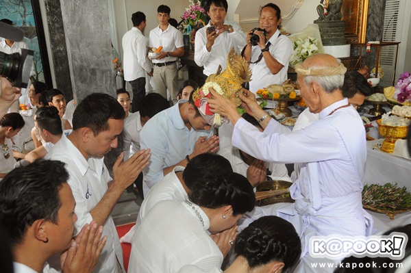 พิธีไหว้ครูและครอบครู บริษัท พอดีคำ ประจำปี 2558