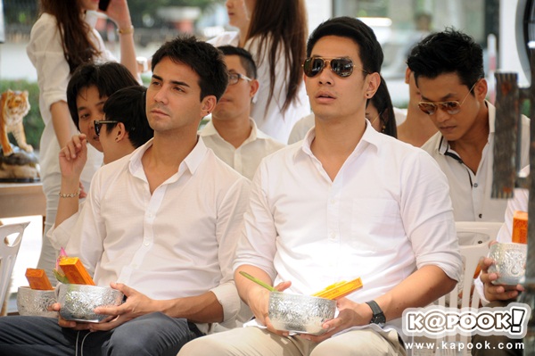 พิธีไหว้ครูและครอบครู บริษัท พอดีคำ ประจำปี 2558