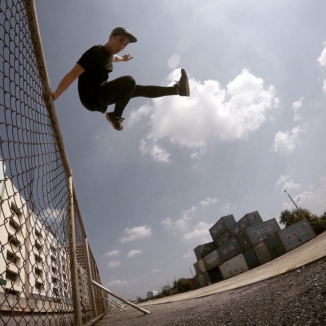 อนัน อันวา เปลือยทั้งตัว โชว์ Free Running