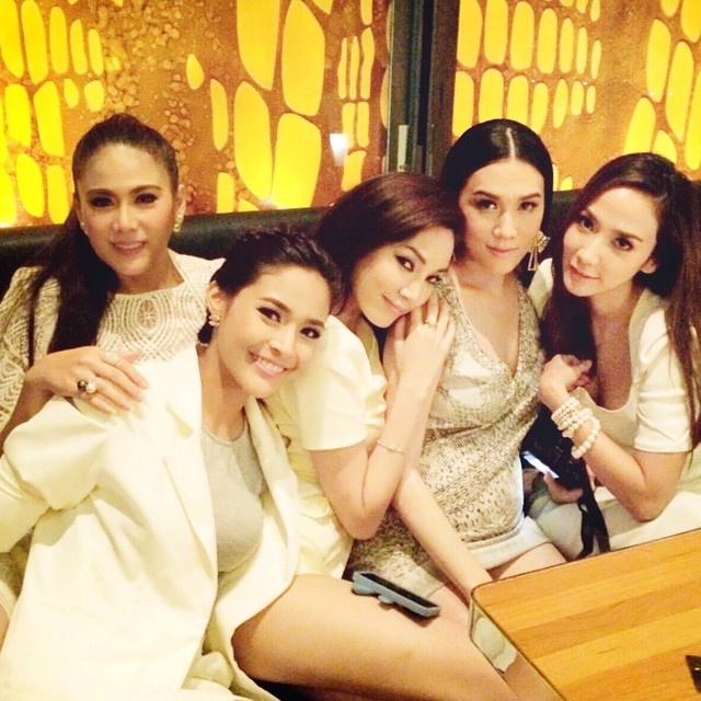 อั้ม แอมป์ พร้อมแก๊งเพื่อน เปิดตัว The Face Shop