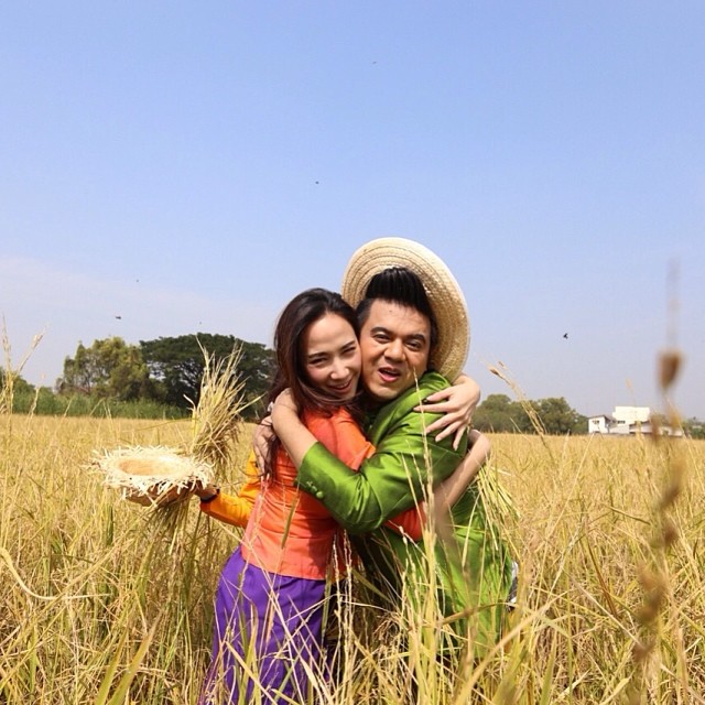 อั้ม แอมป์ ควงคู่ไปเปิดงานลงแขกเกี่ยวข้าวของ เอ ศุภชัย