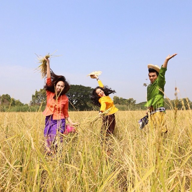 อั้ม แอมป์ ควงคู่ไปเปิดงานลงแขกเกี่ยวข้าวของ เอ ศุภชัย