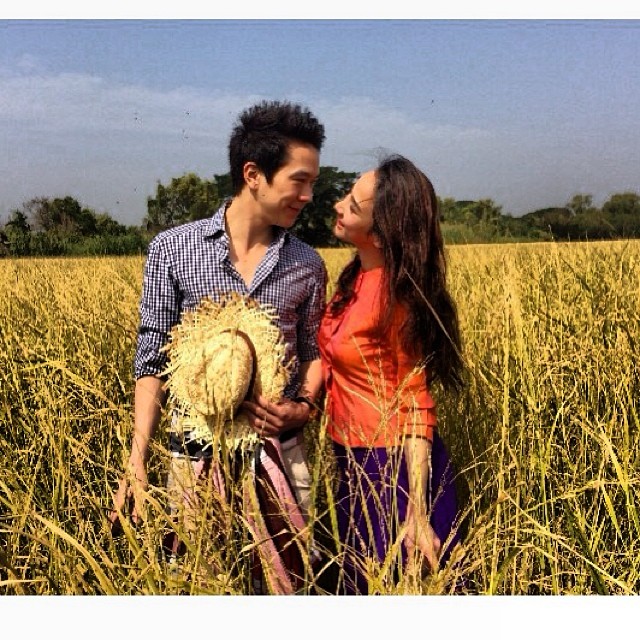 อั้ม แอมป์ ควงคู่ไปเปิดงานลงแขกเกี่ยวข้าวของ เอ ศุภชัย