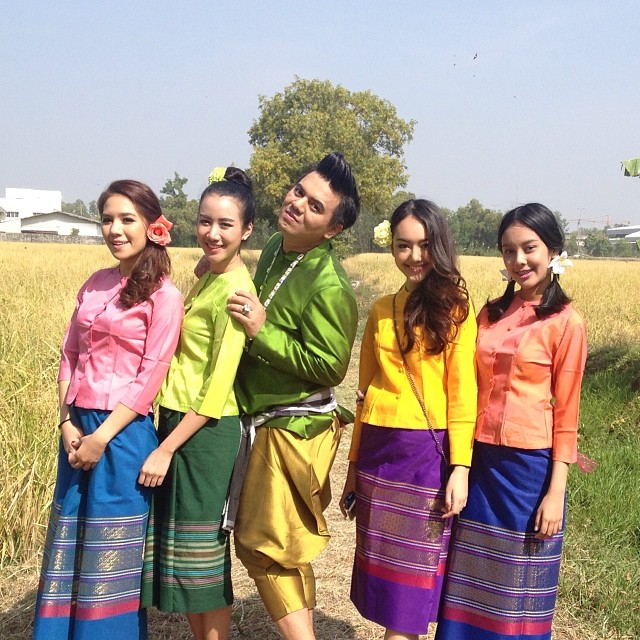 อั้ม แอมป์ ควงคู่ไปเปิดงานลงแขกเกี่ยวข้าวของ เอ ศุภชัย