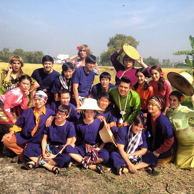 อั้ม แอมป์ ควงคู่ไปเปิดงานลงแขกเกี่ยวข้าวของ เอ ศุภชัย