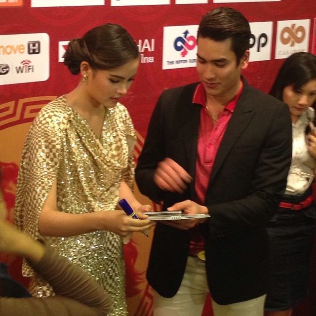 ณเดชน์ ญาญ่า ส่งมอบ ปฏิทินจีน