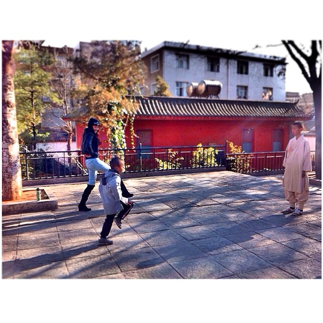 นุ่น นุ่น วรนุช - ดู๋ สัญญา คุณากร - เสนาลิง - น้องเอม เที่ยว คุนหมิงวรนุช ร่วมก๊วนพิธีกร ที่นี่หมอชิต เที่ยวตะลุย คุนหมิง