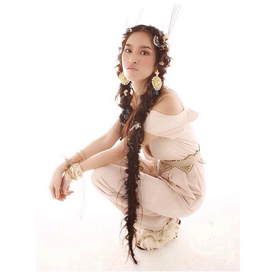 10 ดาราสาวน่ากอดแห่งปี 2013 ขึ้นปกนิตยสาร สุดสัปดาห์