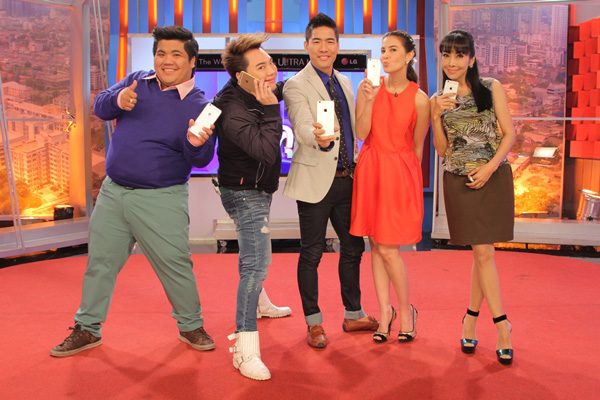 วู้ดดี้ แจก iPhone 6 ให้ 4 พิธีกรรายการตื่นมาคุย 