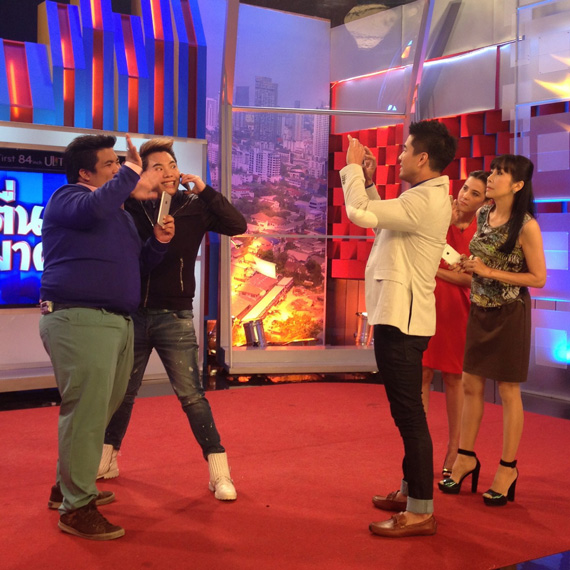 วู้ดดี้ แจก iPhone 6 ให้ 4 พิธีกรรายการตื่นมาคุย 