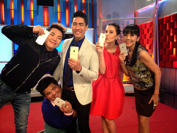 วู้ดดี้ แจก iPhone 6 ให้ 4 พิธีกรรายการตื่นมาคุย 