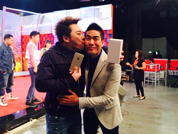 วู้ดดี้ แจก iPhone 6 ให้ 4 พิธีกรรายการตื่นมาคุย 