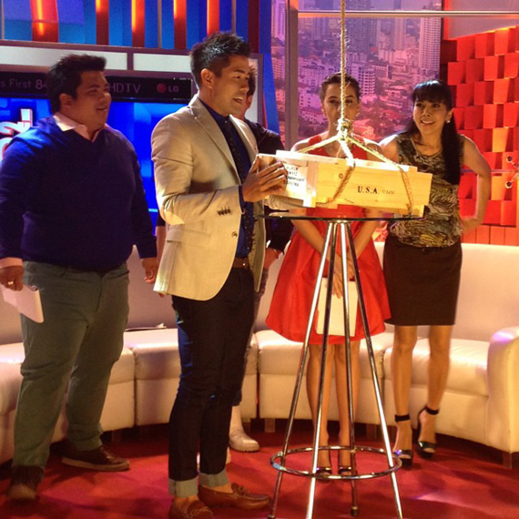 วู้ดดี้ แจก iPhone 6 ให้ 4 พิธีกรรายการตื่นมาคุย 