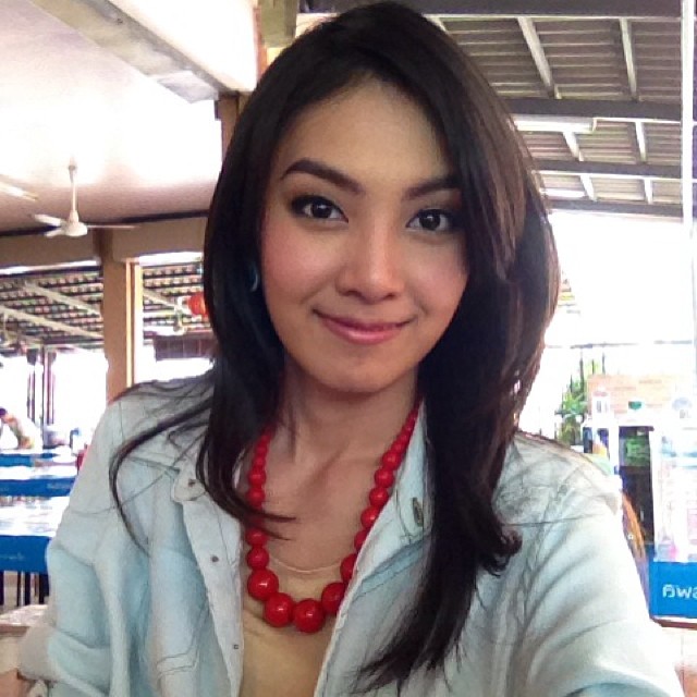 ใยไหม มรกต หทัยวสีวงศ์ ประวัติ