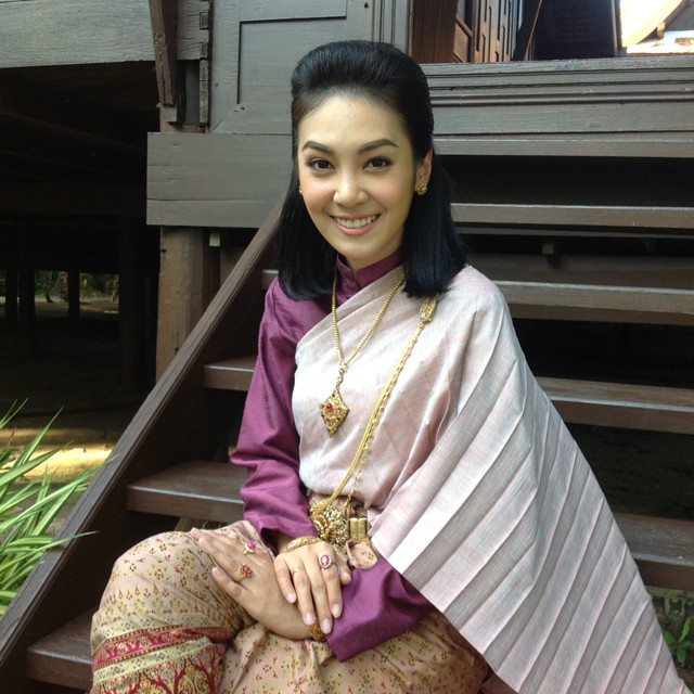 ใยไหม มรกต หทัยวสีวงศ์ ประวัติ