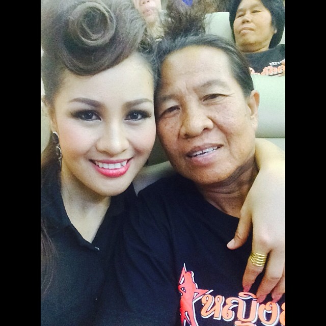 หญิงลี ศรีจุมพล