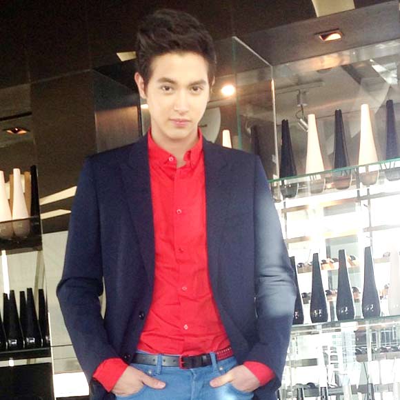 เจมส์ จิรายุ