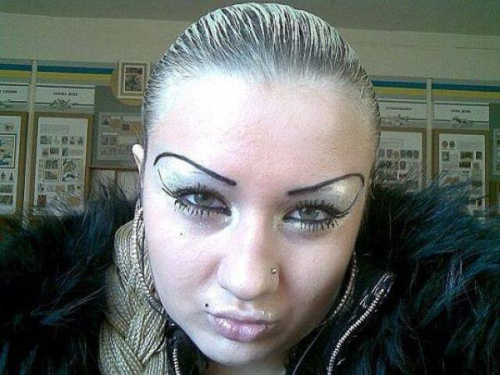 เขียนคิ้วแปลก