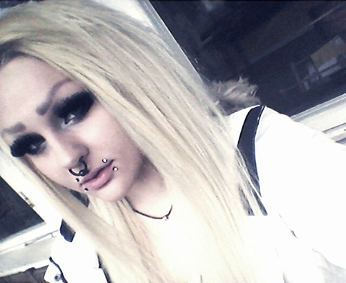 เขียนคิ้วแปลก