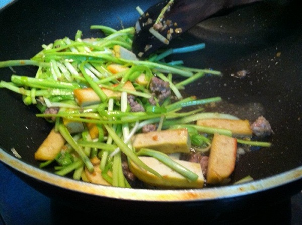   ผัดกุยช่ายขาวเต้าหู้หมูสับ เครื่องเคียงข้าวต้มสูตรเด็ด