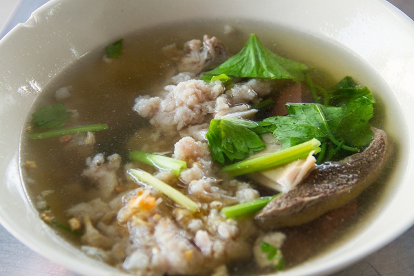  ต้มเลือดหมู หอม ๆ ร้อน ๆ กับน้ำจิ้มรสเด็ด