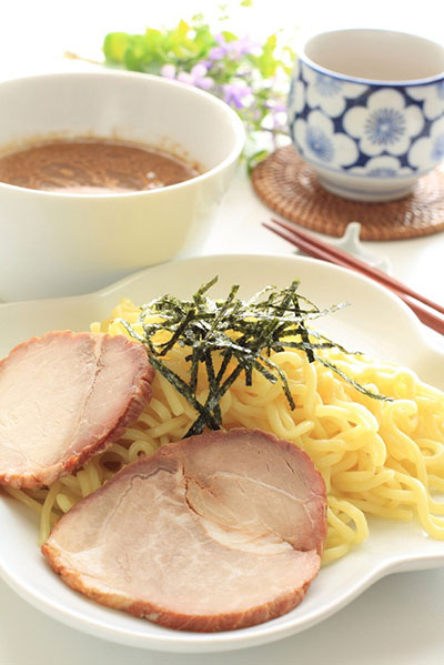 เมนูอาหาร ราเมนกับน้ำซุปเข้มข้นตำรับญี่ปุ่น