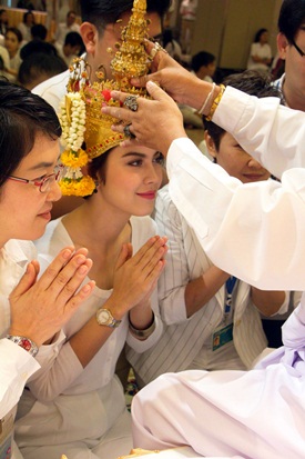   ช่อง 3 จัดพิธีครอบครูประจำปี 57 ดารานักแสดงเข้าร่วมพิธีคับคั่ง