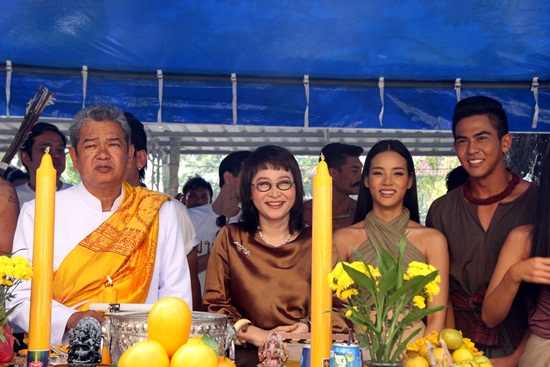  เต้ย พงศกร - วาววา ณิชารีย์ นำทีมบวงสรวงละคร บางระจัน
