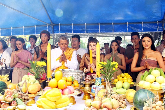 เต้ย พงศกร - วาววา ณิชารีย์ นำทีมบวงสรวงละคร บางระจัน