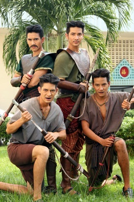  เต้ย พงศกร - วาววา ณิชารีย์ นำทีมบวงสรวงละคร บางระจัน