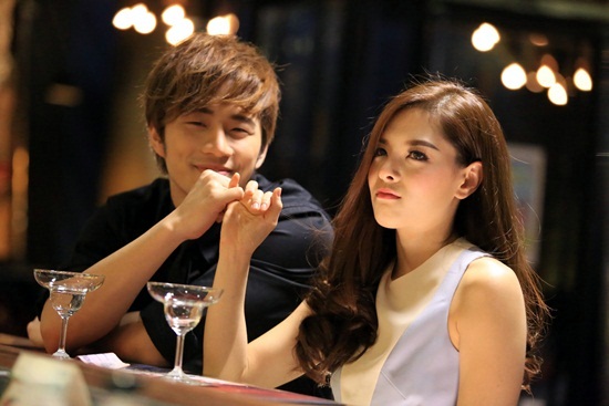  ลีเดีย ฟินเวอร์ ก้อย จูบจริง ! ใน คลับ  ฟรายเดย์ เดอะ ซีรีส์ 3