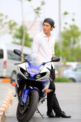  ลีเดีย ฟินเวอร์ ก้อย จูบจริง ! ใน คลับ  ฟรายเดย์ เดอะ ซีรีส์ 3