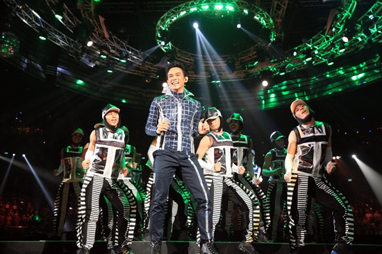   6 2 13 แดนซ์ฟีเวอร์ รวมพลขาแดนซ์ยุคเก๋า เต้นกระจาย 360 องศา